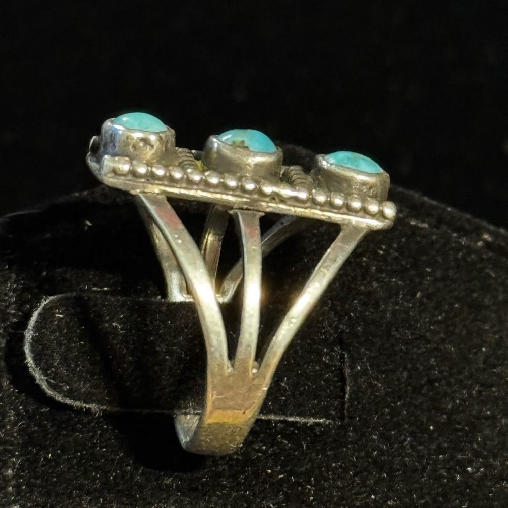 Vintage Native American Turquoise Sterling Silver Ring - Picture 3 of 6